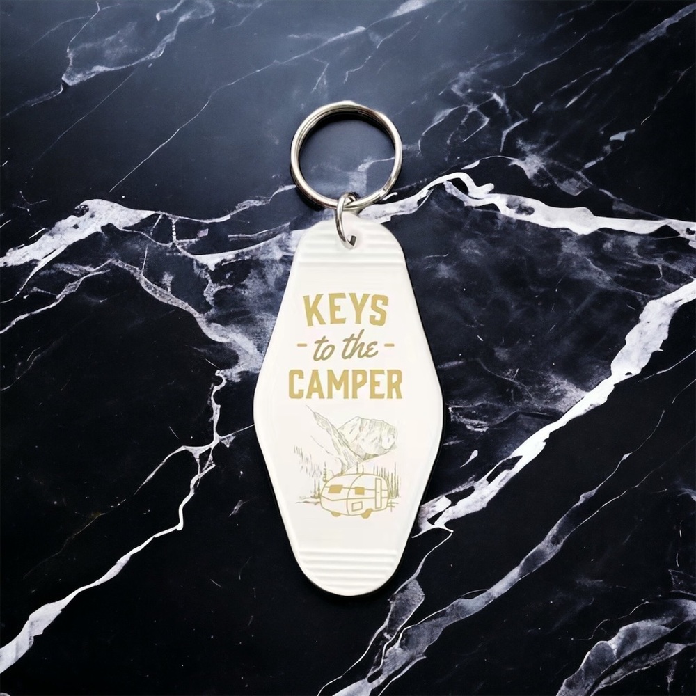 KEYS TO THE CAMPER Retro White Gold Motel Plastic Keychain 1 pc RV Camping Gift